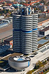 BMW Konzernzentrale 'Vierzylinder' und das BMW-Museum ('Schale' vorne), Luftbild vom Olympiaturm