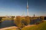 Blick auf den Münchner Olympiapark mit Fernsehturm und der BMW Konzernzentrale rechts