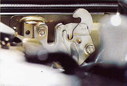 Motorhaube mit Sicherheitsverriegelung