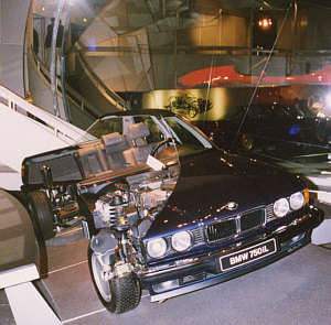 quer durchschnittener BMW 750iL im BMW Museum in München