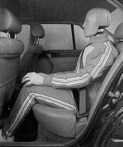 Dummy auf der Rücksitzbank eines 7er-BMW (E32)