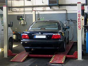 BMW 750i auf der Hebeb�hne von ZF in Dortmund