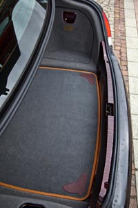 Kofferraum mit individualisierter Matte inkl. Geier-Logo, außerdem: Typschild und mit Carbon überzogener Sicherungskastendeckel.