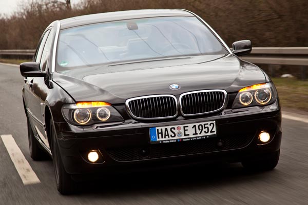 BMW 730d Individual (E65), weiter individualisiert zum 'Active 7', die vorderen Blinker sind per Codierung stets eingeschaltet.
