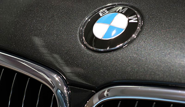 BMW ruft u. a. BMW 7er mit V12 Motoren zurück. Das Bild zeigt die Motorhaube eines BMW 760Li (E66)
