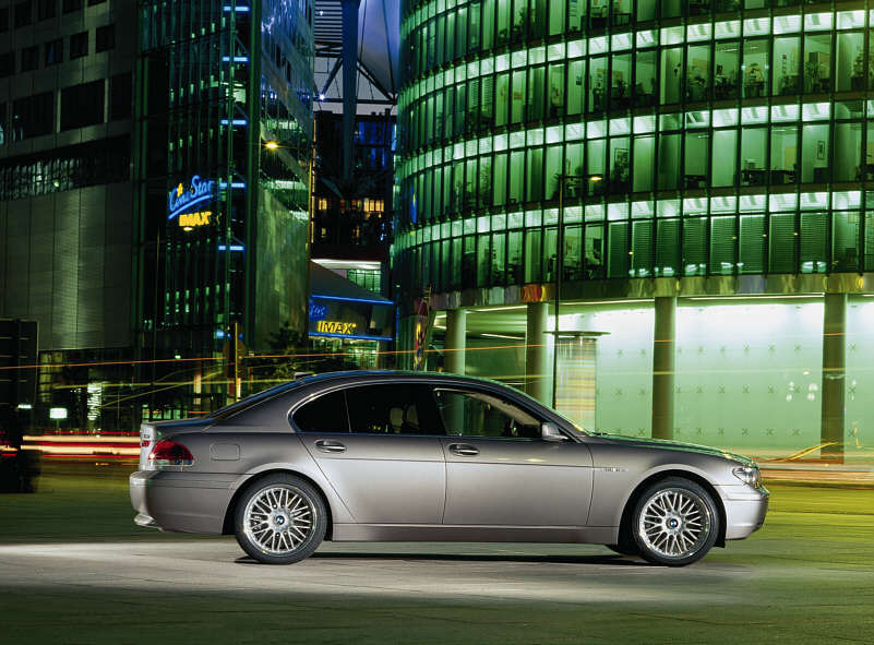 Foto: BMW 760i, Modell E65 (bis 4.2005) am Potsdamer Platz in Berlin ...