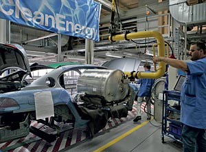 Einbau des Wasserstofftanks - bei der Produktion im BMW Werk Dingolfing