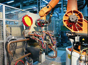 Industrierobotor im Karosseriebau im BMW-Werk Dingolfing