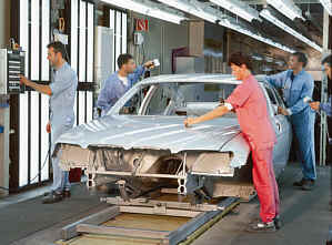 Qualitätsprüfung der lackierten 7er (E65) Karosserie im BMW-Werk Dingolfing