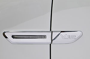 BMW 760Li mit V12-Emblem an der Vordertür, an der Kieme mit Seitenblinker