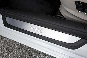 V12-Emblem in der Einstiegsleite im BMW 760Li