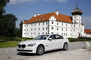 BMW 760Li (Modell F02) am Schlo Hohenkammer