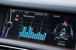 BMW ActiveHybrid 7: in der rechten Anzeige wird der zugeschaltete eBOOST ersichtlich