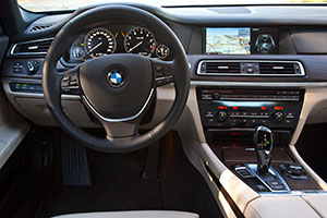 Cockpit im BMW ActiveHybrid 7 - nicht zu unterscheiden vom normalen 7er mit konventionellem Antrieb