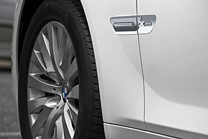 BMW 750 mit xDrive, zu erkennen am Schriftzug am seitlichen Blinker