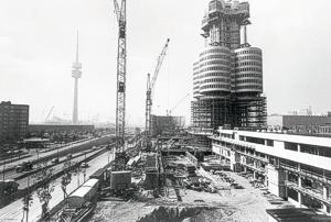 Bauphase des BMW Hochhauses - mit erstem Stockwerkssegment
