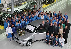 BMW Mitarbeiter um das 3millionste Auto in Regensburg