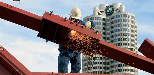 BMW Welt: Baubeginn Stahlbau (Detail Doppelbogen)