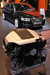 Audi V6 TDI-Motor mit Audi A6 2.7 TDI im Hintergrund