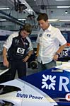 Marc Webber mit seinem Renn-Ingenieur Xevi Pojolar in Bahrain