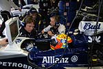 Sam Michael spricht mit Antonio Pizzonia im WilliamsF1 F1-Auto