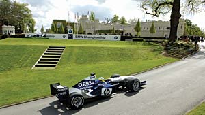 Nick Heidfeld im BMW Williams F1-Boliden zum Abschlag im Wentworth Golf Club