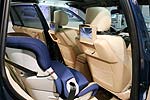 BMW X3 3.0d mit Monitoren in den Kopfstützen und Kindersitz