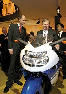 Bundesprsident Horst Khler auf einer BMW K 1200 S auf der Expo 2005