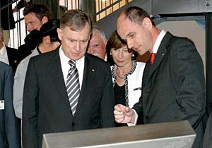 Bundesprsident Horst Khler (v. l. n. r.) und seine Frau Eva im Gesprch mit Dr. Markus Baur