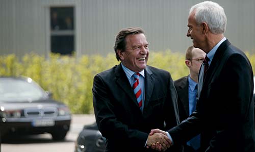 Bundeskanzler Gerhard Schröder mit dem BMW Vorstandsvorsitzeden Helmut Panke