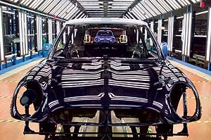 MINI Werk in Oxford. Integrierter Lackierprozess (IPP) in der Lackiererei