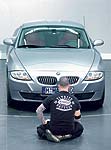 Kunst und Auto: Joshua Davis vor dem BMW Z4 Coup