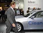 Arnold Schwarzenegger, Gouverneur von Kalifornien besucht den BMW Stand, hier am Hydrogen 7.