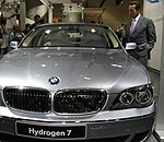 Arnold Schwarzenegger, Gouverneur von Kalifornien interessiert sich am BMW Stand fr den Hydrogen 7.