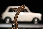Gegensätze: Rolls Royce Emily Figur mit MINI im Hintergrund