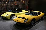 Lamborghini Miura SV aus dem Jahr 1973 neben der Studie Miura aus 2006