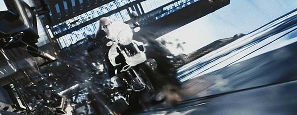 Ultraviolet: Violet (Milla Jovovich) bei ihrer rasanten Filmfahrt durch das futuristische Shanghai, auf ihrem BMW Motorrad R 1150 R