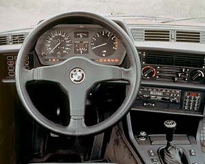 Amaturenbrett mit Check-Control der BMW 6er-Reihe