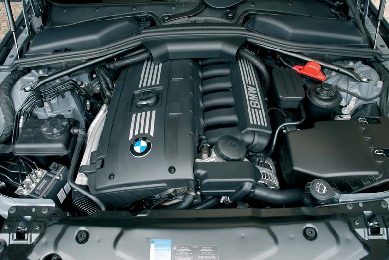 Foto: BMW 530i (Modell E60, Facelift), 6-Zylinder Reihenmotor (vergrößert)