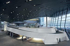BMW Welt Baustelle, Foto aus Juli 2007, Innenansicht mit Premiere (Automobilauslieferung)