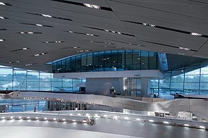 BMW Welt Baustelle, Foto aus Juli 2007, Innenansicht mit Premiere (Automobilauslieferung) und Club Restaurant
