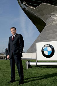 BMW Vorstandsvorsitzender Reithofer vor der neuen BMW Welt