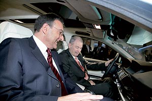 Norbert Reithofer mit dem bayerischen Ministerpräsidenten Beckstein im Hydrogen 7 während beim Festakt zur BMW Welt Eröffnung