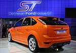 Ford Focus ST mit eigenstndiger Frontschrze, energisch konturierte Seitenschweller und Radlufe und Heckdiffusor