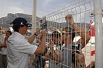 Robert Kubica gibt seinen Fans Autogramme, Monaco F1 Grand Prix 2007