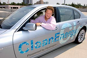 Regisseur und Oscar-Preistrger Florian Henckel von Donnersmarck bei der bergabe des BMW Hydrogen 7 in Los Angeles