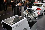 Audi V6 2.8 FSI Motor, beäugt von zwei Asiaten