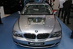 BMW Hydrogen7 - dank transparenter Motorhaube ist ein Blick auf den mit Wasserstoff betriebenen Motor mglich