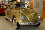 VW Käfer, Baujahr 1955, 4-Zyl.-Boxer-Motor, 1.192 cccm, 30 PS, vmax: 110 km/h, zum Produktionsrekord am 05.08.1955 gold lackiert