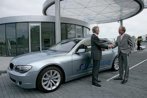 Prof. Dr. Milberg und Prof. Dr. Reitzle bei der Übergabe des BMW Hydrogen 7 (v.l.)